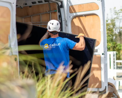 Technicien Calisun chargeant un panneau solaire dans un véhicule utilitaire – intervention photovoltaïque dans le Grand Est.