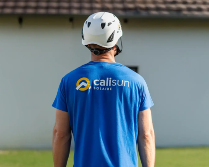 Technicien Calisun portant un casque de sécurité et un tee-shirt bleu sur chantier solaire dans le Grand Est.