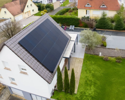 Panneaux solaires installés sur toiture résidentielle moderne dans le Grand Est – système photovoltaïque Calisun pour l’autoconsommation