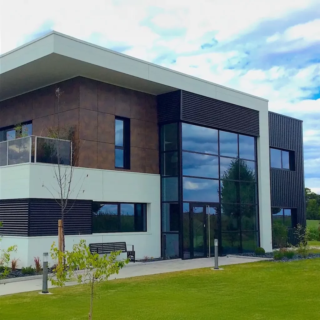 Bâtiment moderne de l’agence Calisun à Ensisheim, façades vitrées et design contemporain, représentant l’implantation locale de l’entreprise spécialisée en solutions solaires et isolation.