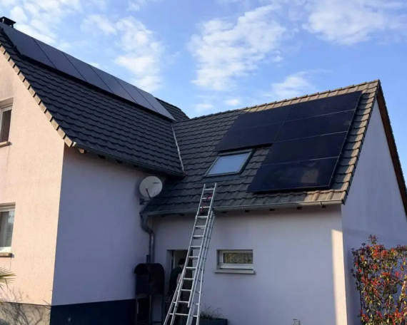 Maison équipée de panneaux solaires à Haguenau avec installation photovoltaïque Calisun