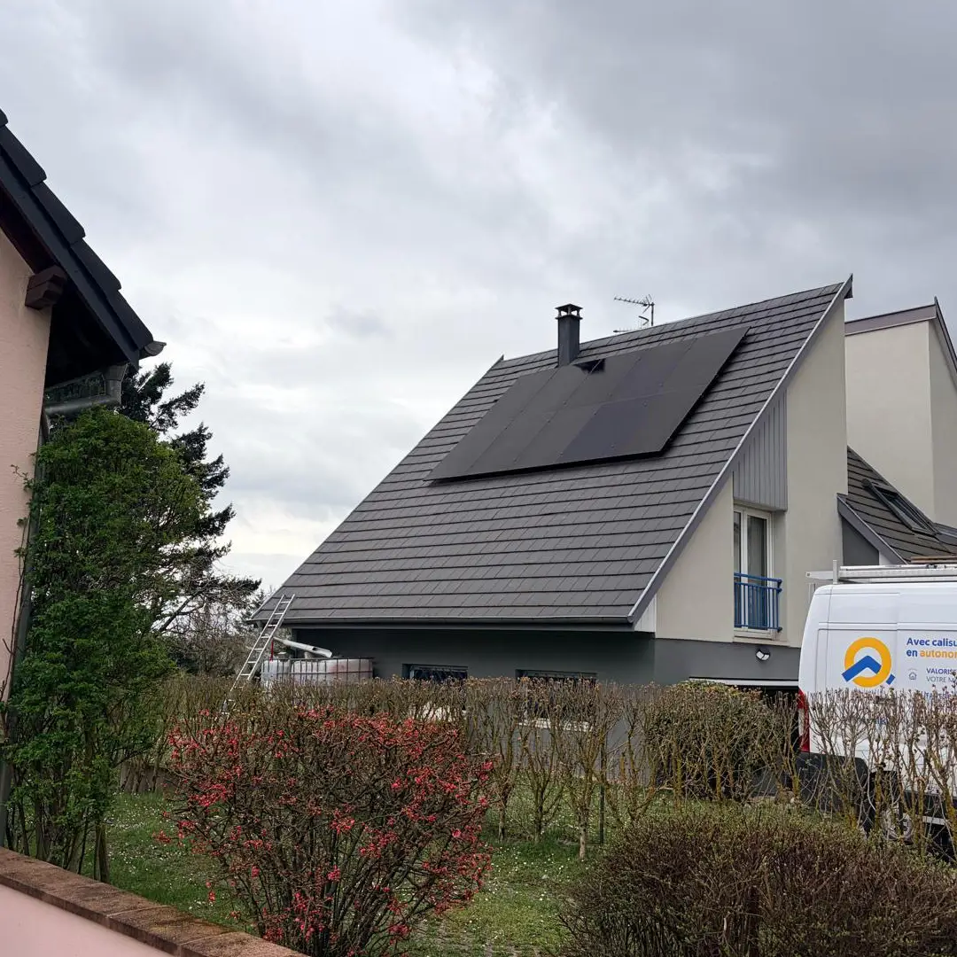 Maison équipée de panneaux solaires à Lingolsheim avec véhicule Calisun stationné devant
