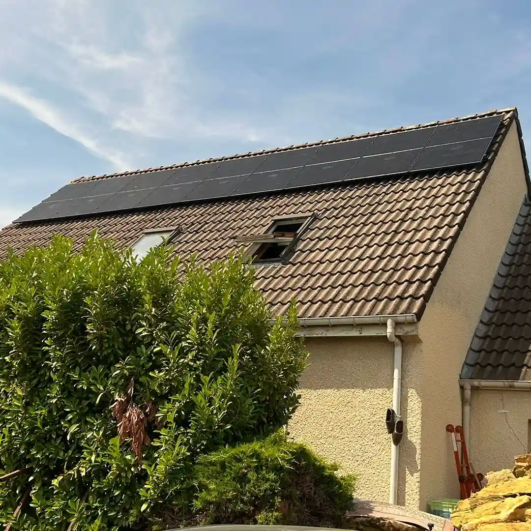 Panneaux solaires photovoltaïques sur une maison à Bethoncourt — installation Calisun dans le Doubs