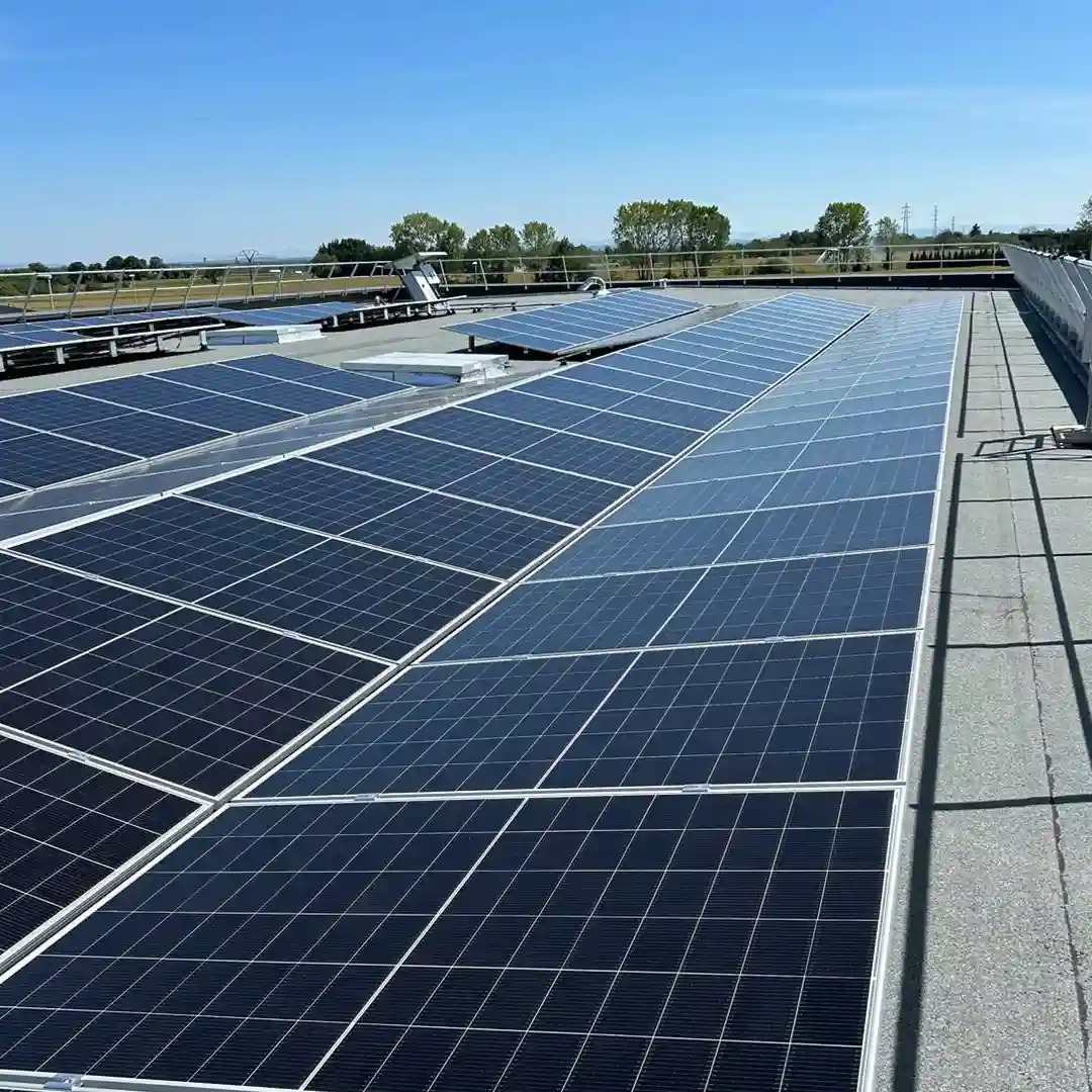 Panneau solaire industriel : toiture industrielle équipée d'une large installation de panneaux photovoltaïques, réalisation Calisun