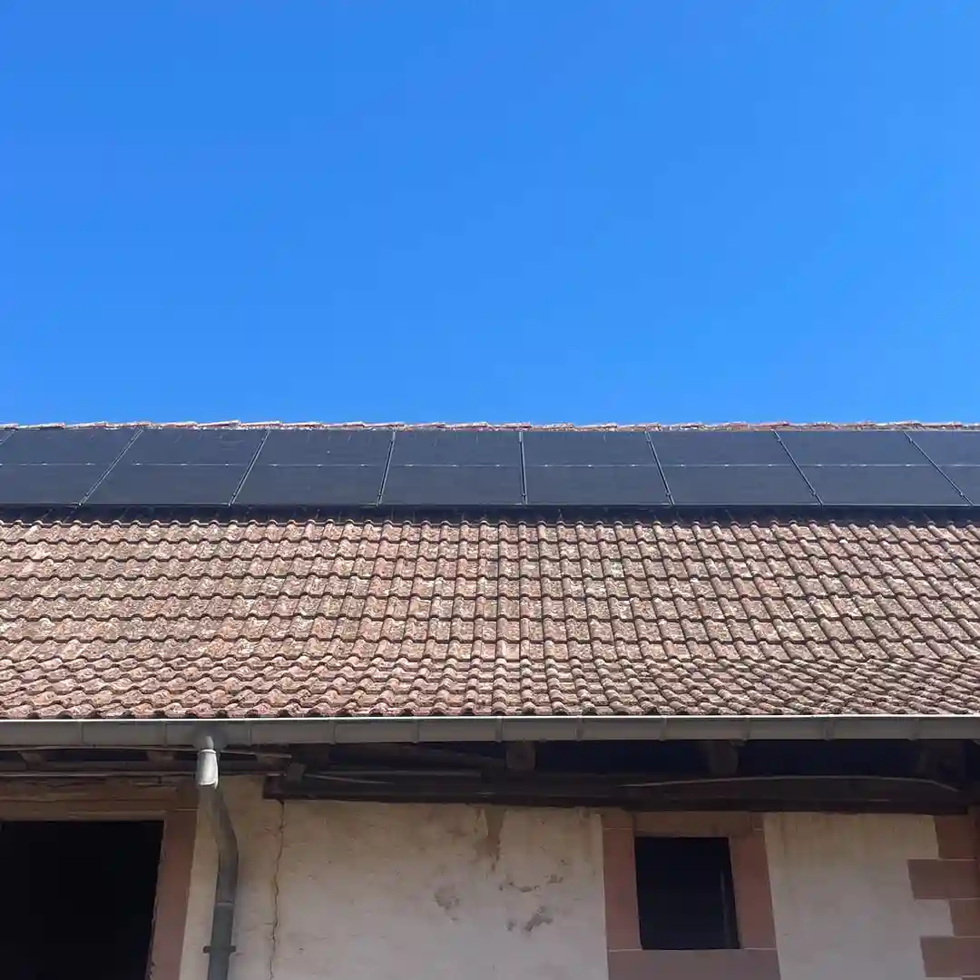Panneaux solaires photovoltaïques sur une maison à Grand-Charmont — installation Calisun dans le Doubs