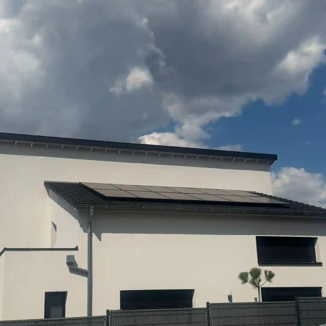 Panneaux solaires photovoltaïques sur une maison à Valentigney — installation Calisun dans le Doubs