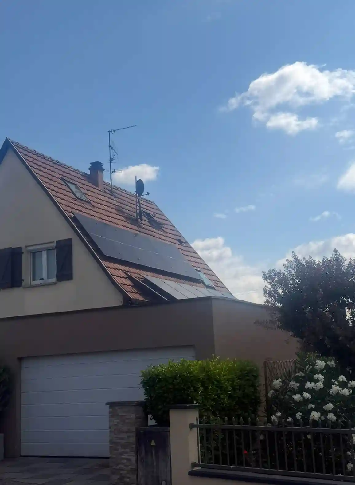 Panneaux solaires photovoltaïques sur une maison à Baume-les-Dames — installation Calisun dans le Doubs