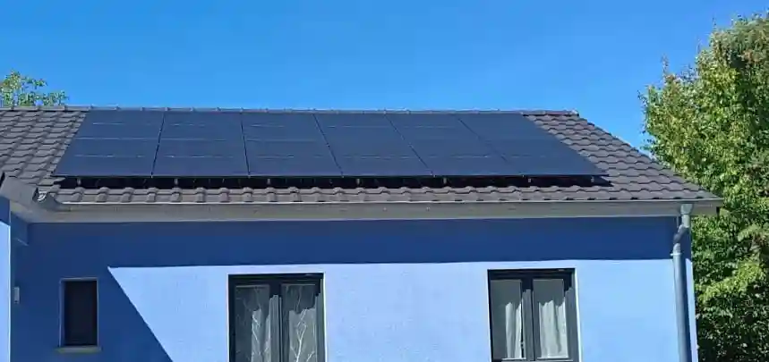 Panneaux solaires photovoltaïques sur une maison à Benfeld — installation Calisun dans le Bas-Rhin