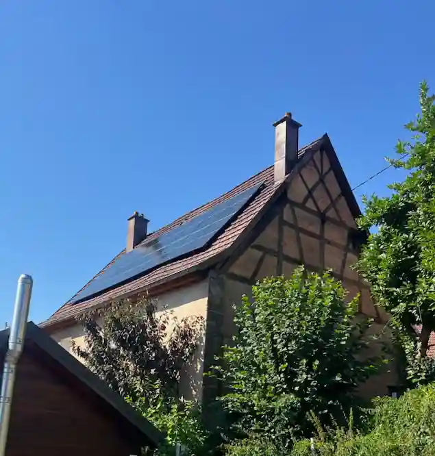 Panneaux solaires photovoltaïques sur une maison à Maîche — installation Calisun dans le Doubs