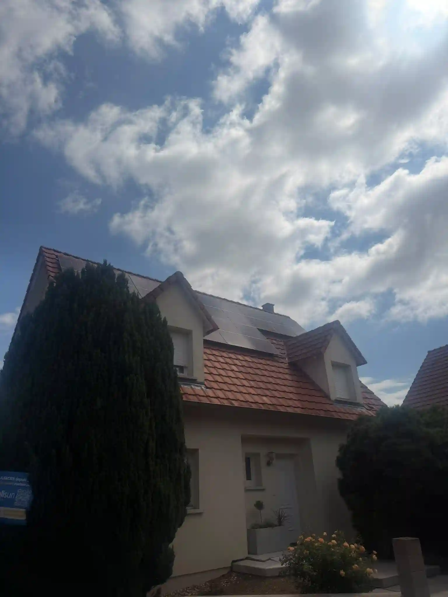 Panneaux solaires photovoltaïques sur une maison à Ornans — installation Calisun dans le Doubs