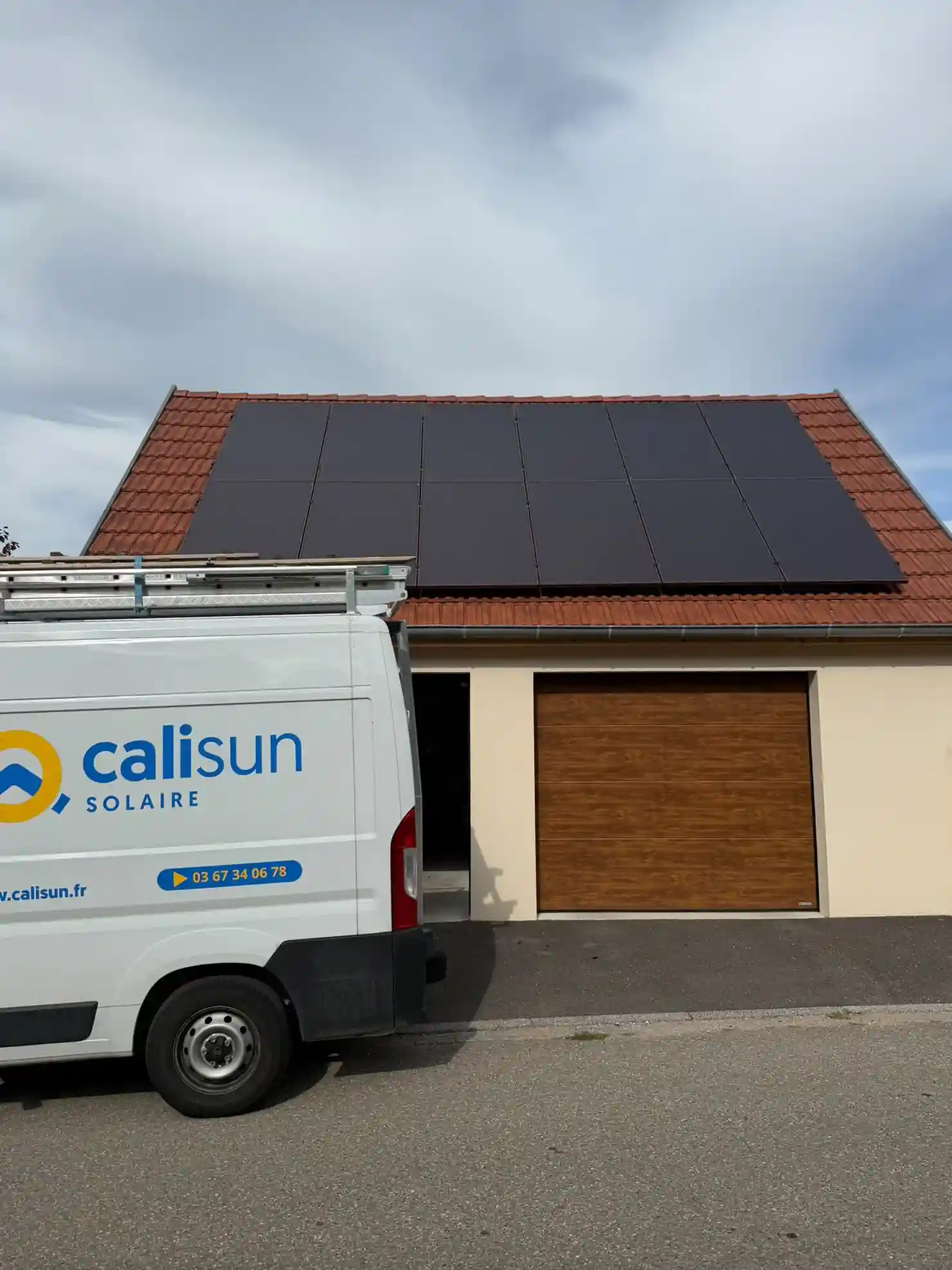 Panneaux solaires photovoltaïques sur une maison à Saint-Vit — installation Calisun dans le Doubs