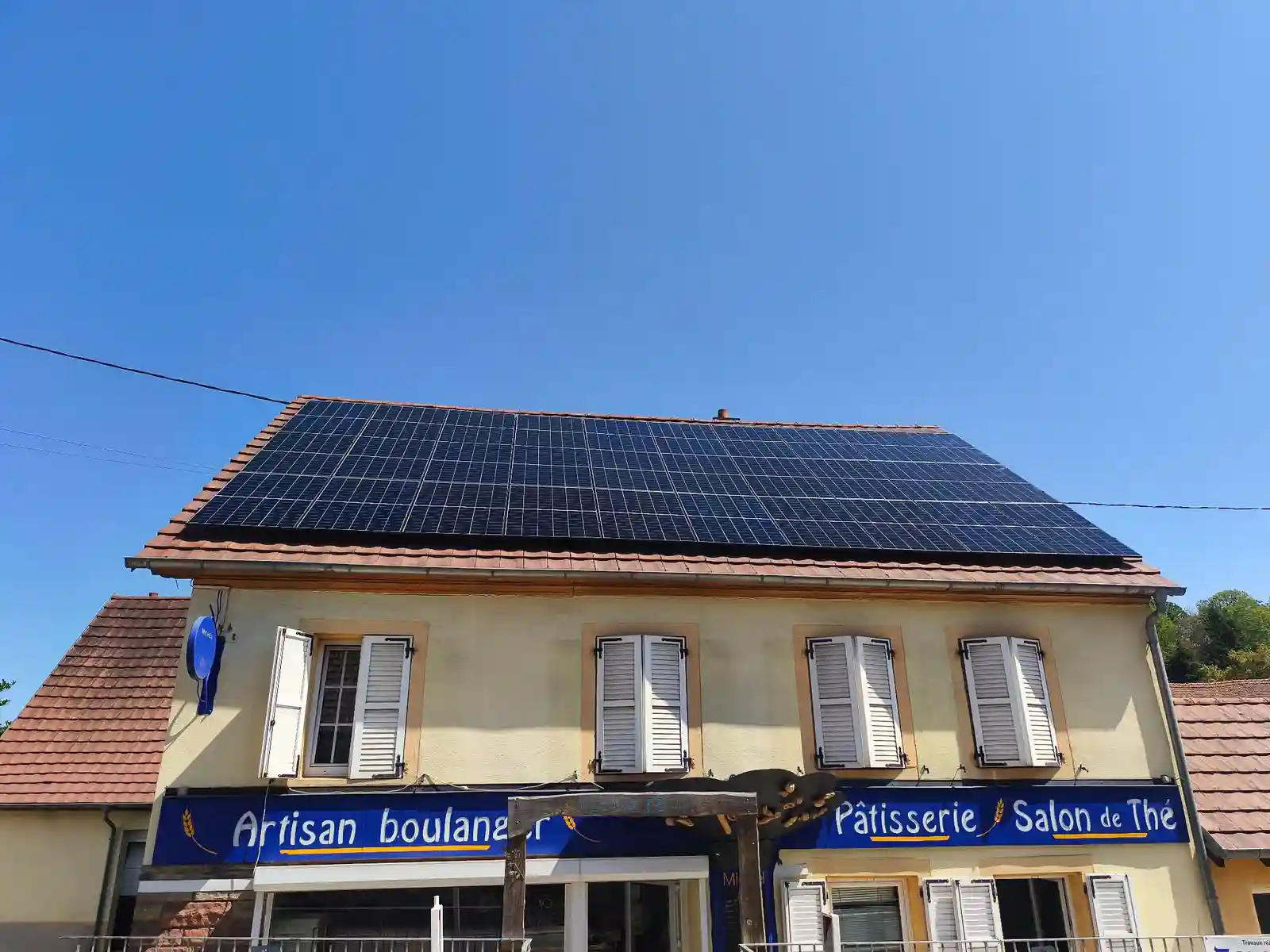 Panneaux solaires photovoltaïques sur une boulangerie à Seloncourt — installation Calisun dans le Doubs