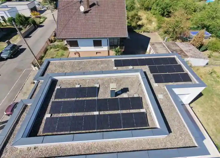 Panneaux solaires photovoltaïques sur une maison à Valdahon — installation Calisun dans le Doubs